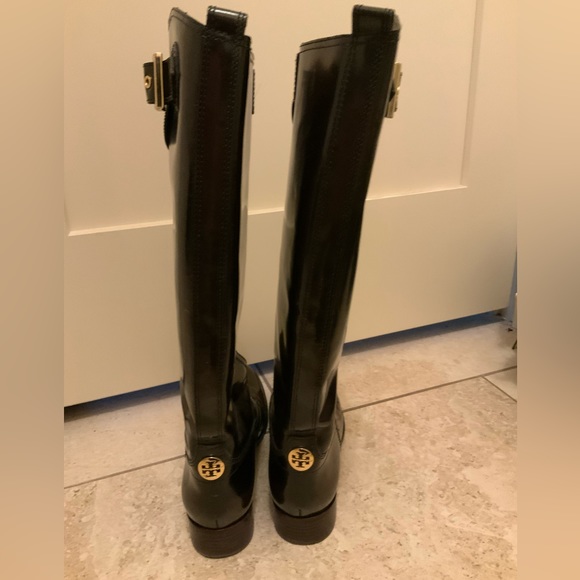 ⭐️⭐️⭐️SOLD⭐️⭐️⭐️Tory Burch Brown patent leather Riding boots Size 8.5 - Picture 3 of 11